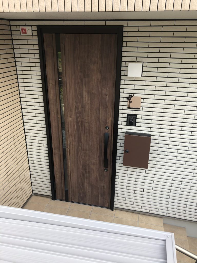 玄関ドアはi-samrtⅡで選べる標準仕様設備「三協アルミ製・プロノーバ３尺ドア（Ｐ－Ａ３１Ａ）スモークナットＦ」を採用しています。